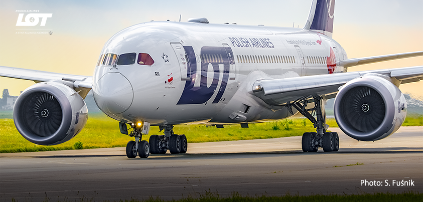 Boeing 787 taxiing at Warsaw Chopin Airport